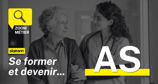 Une Aide Soignante accompagne une personne âgée