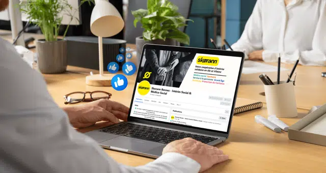 Un homme regarde sur son ordinateur la page Facebook Skorann