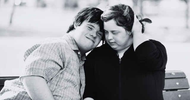 2 adultes trisomie 21 font un câlin