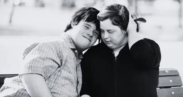 2 adultes trisomie 21 font un cĂąlin